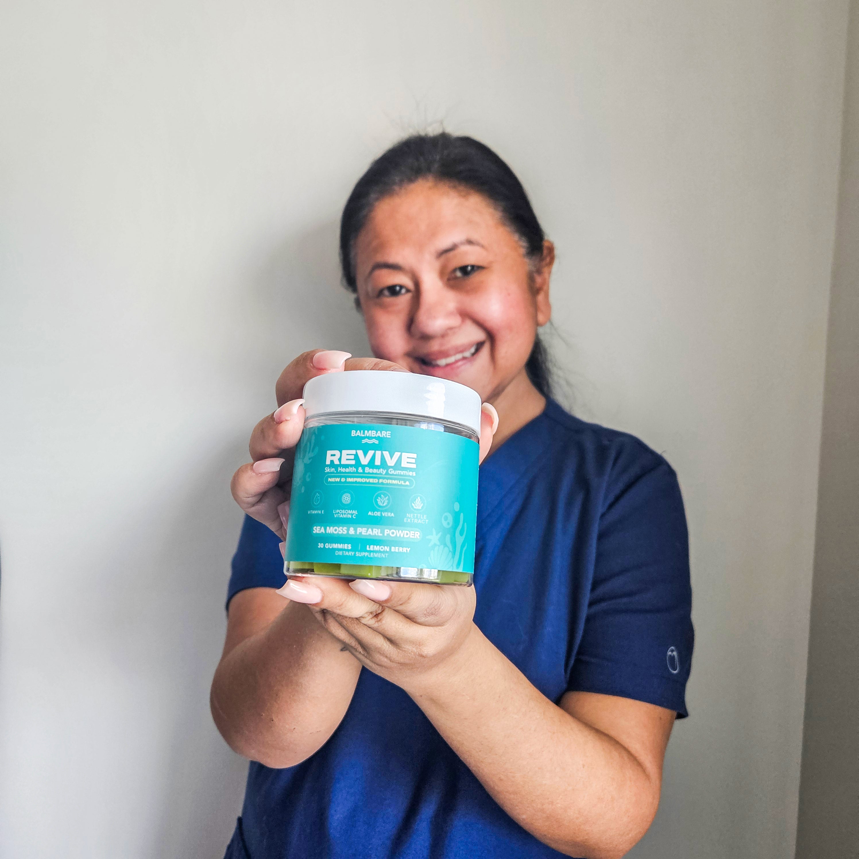 40oz insulated mug with a phone holder and free gifts included sign.